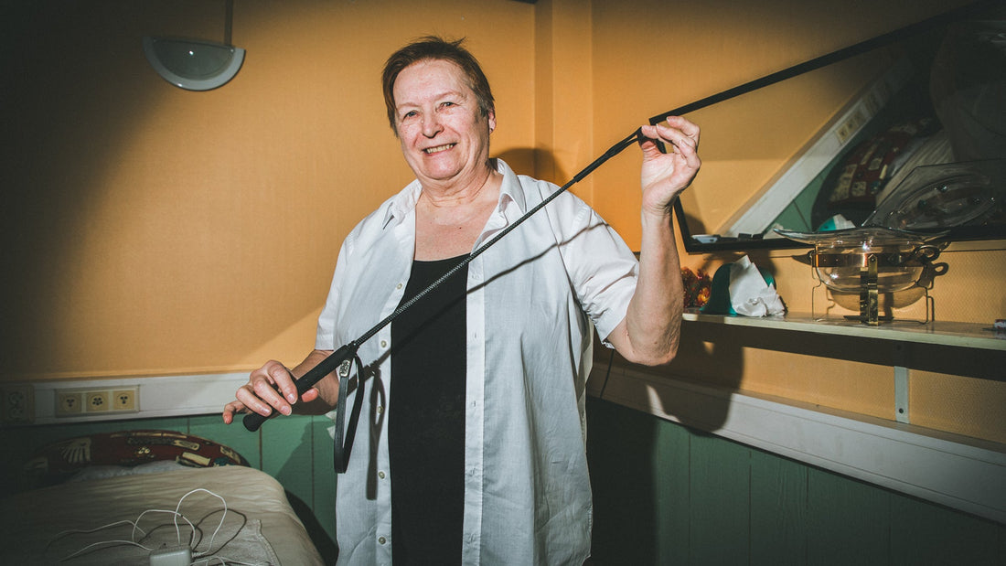 72-vuotias mieskuntohoitaja Marja-Leena on ainoa laatuaan – Dick Johnson testasi kivesten sidonnan ja erektion vahvistushoidon!