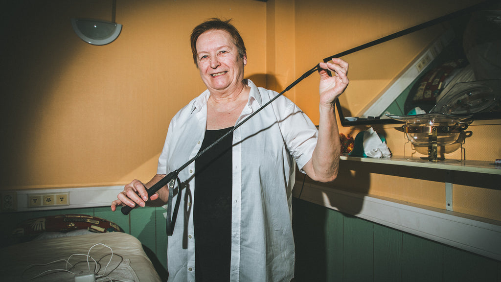 72-vuotias mieskuntohoitaja Marja-Leena on ainoa laatuaan – Dick Johnson testasi kivesten sidonnan ja erektion vahvistushoidon!
